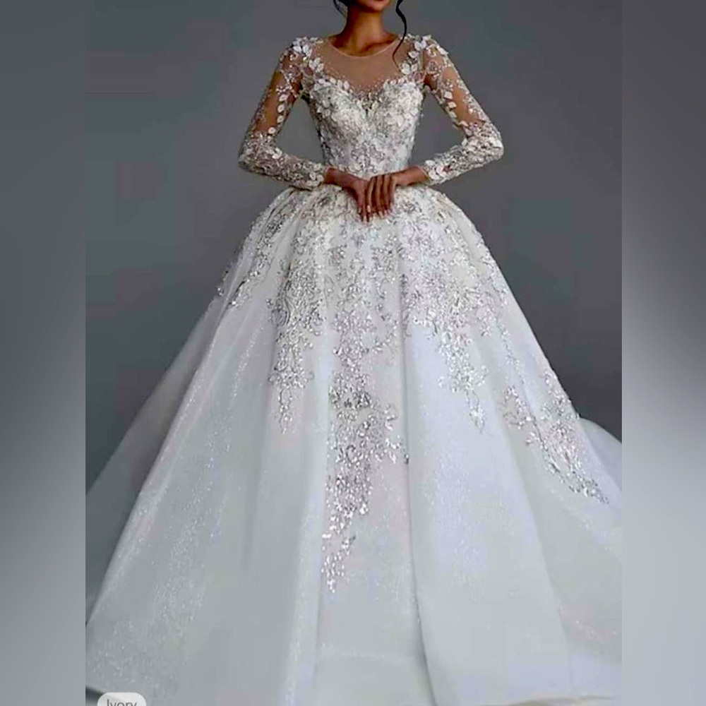 Ball gown wedding dress